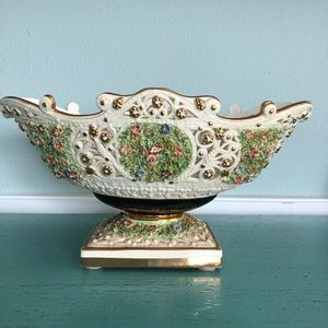 Vintage Gorgeous Capodimonte Italian vase.